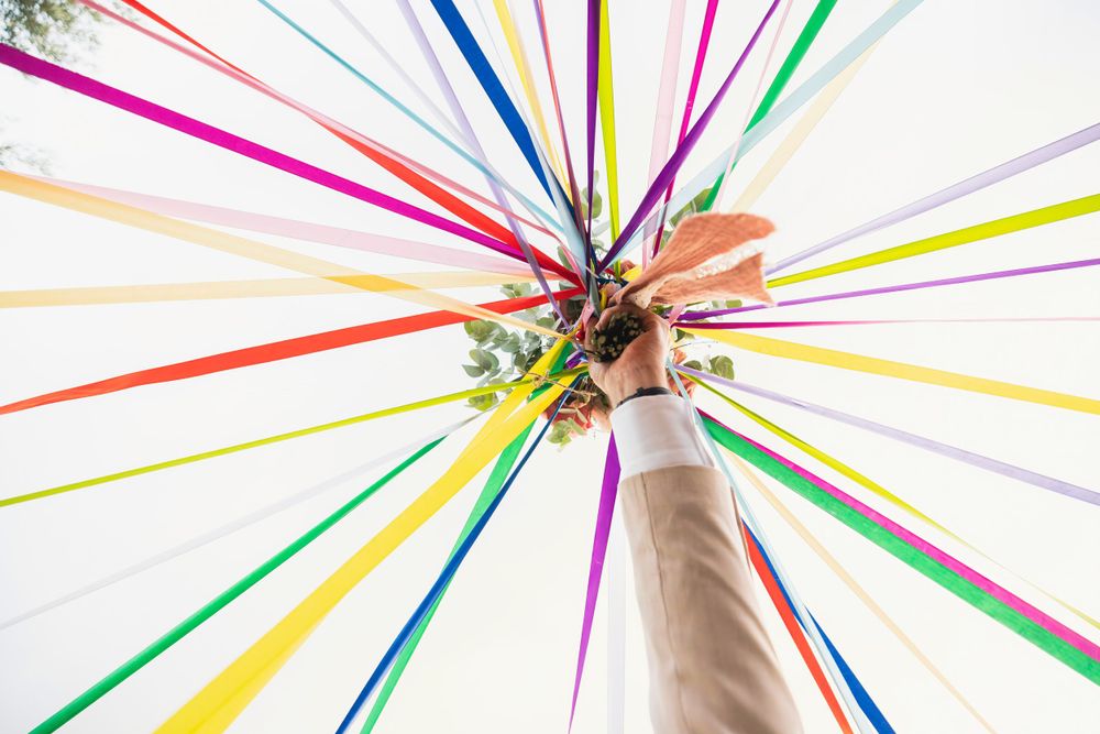 Ronde des rubans colorés rayonnent vers l’extérieur à partir d’un point central sur un fond blanc, créant un motif éclatant vibrant.