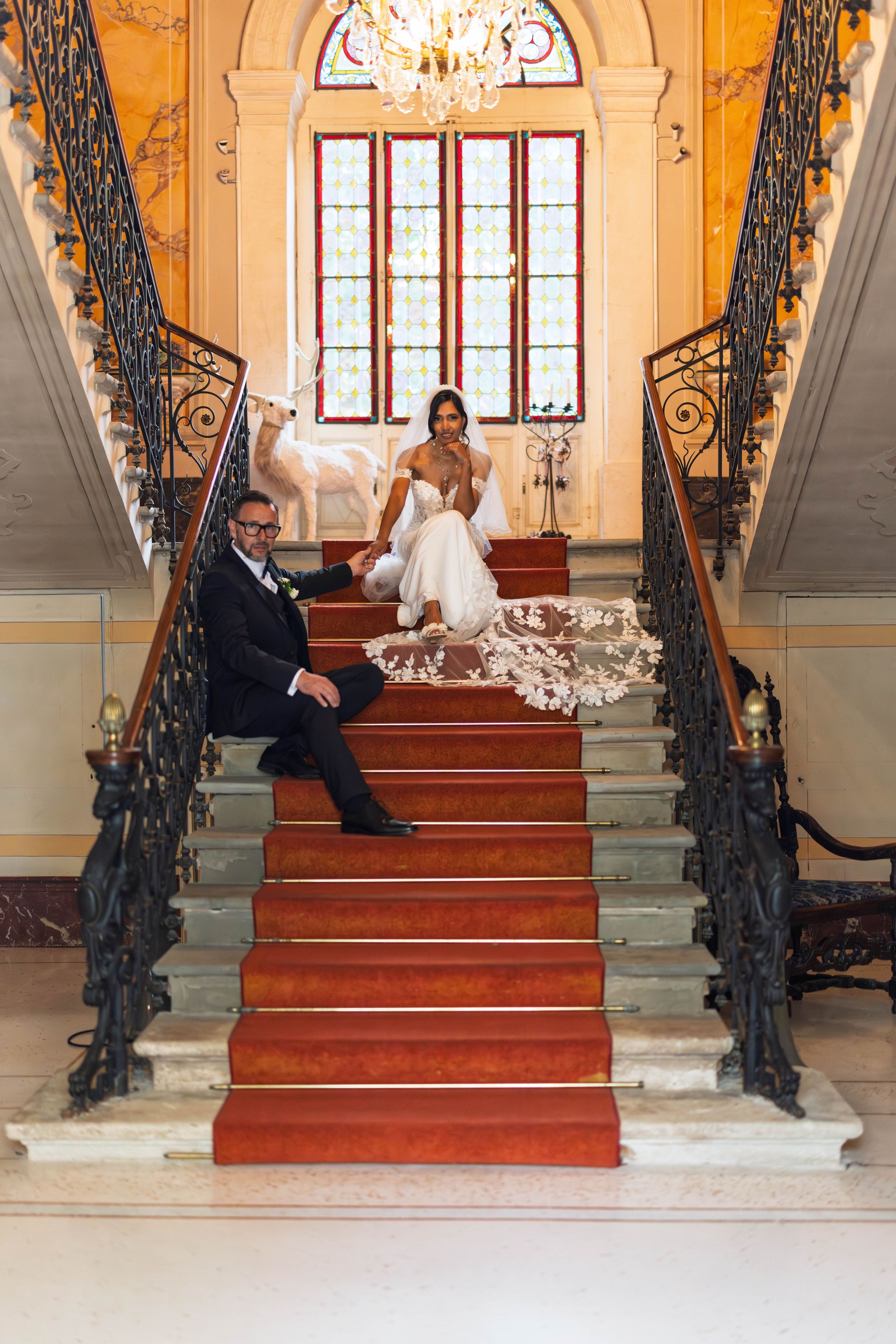Photo de couple spontané pendant une cérémonie de mariage