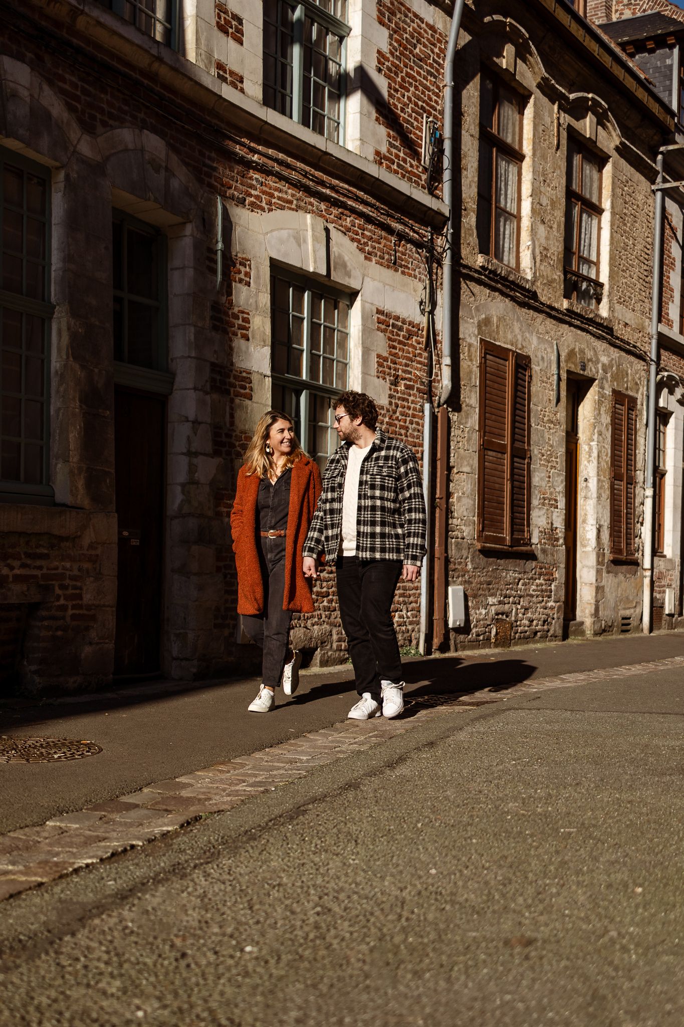 couple se promenant dans les ruelles du vieux lille photo prise par Nathalie Klein photographe lors d'un shooting couple