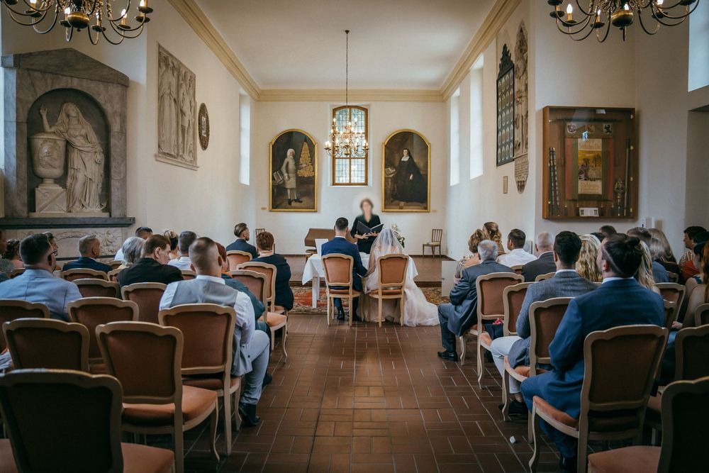 Perspektive aus der Mitte der Kirche, Brautpaar bei der Trauung vor Altären