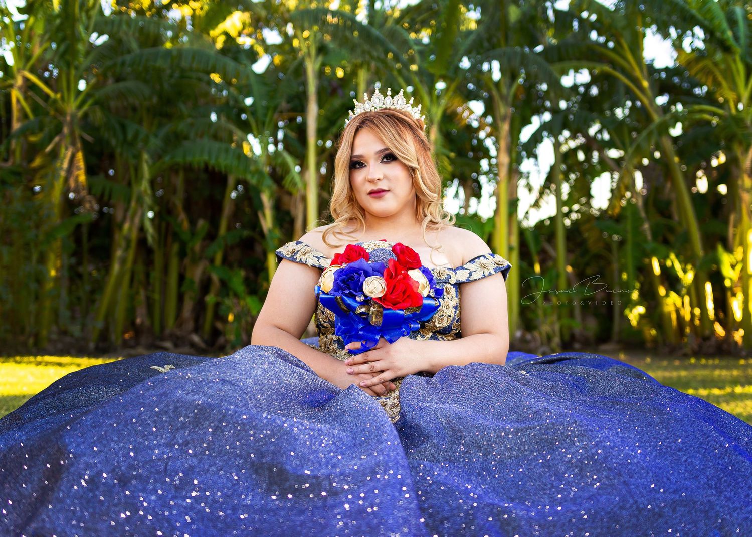 sesion de xv anos sweet 16 photoshoot con vestido azul y dorado blue dress
