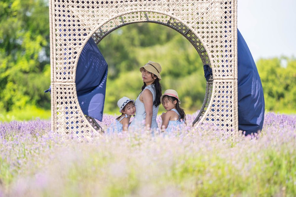 GTA-based photographer specializing in weddings, events, and real, meaningful moments.
