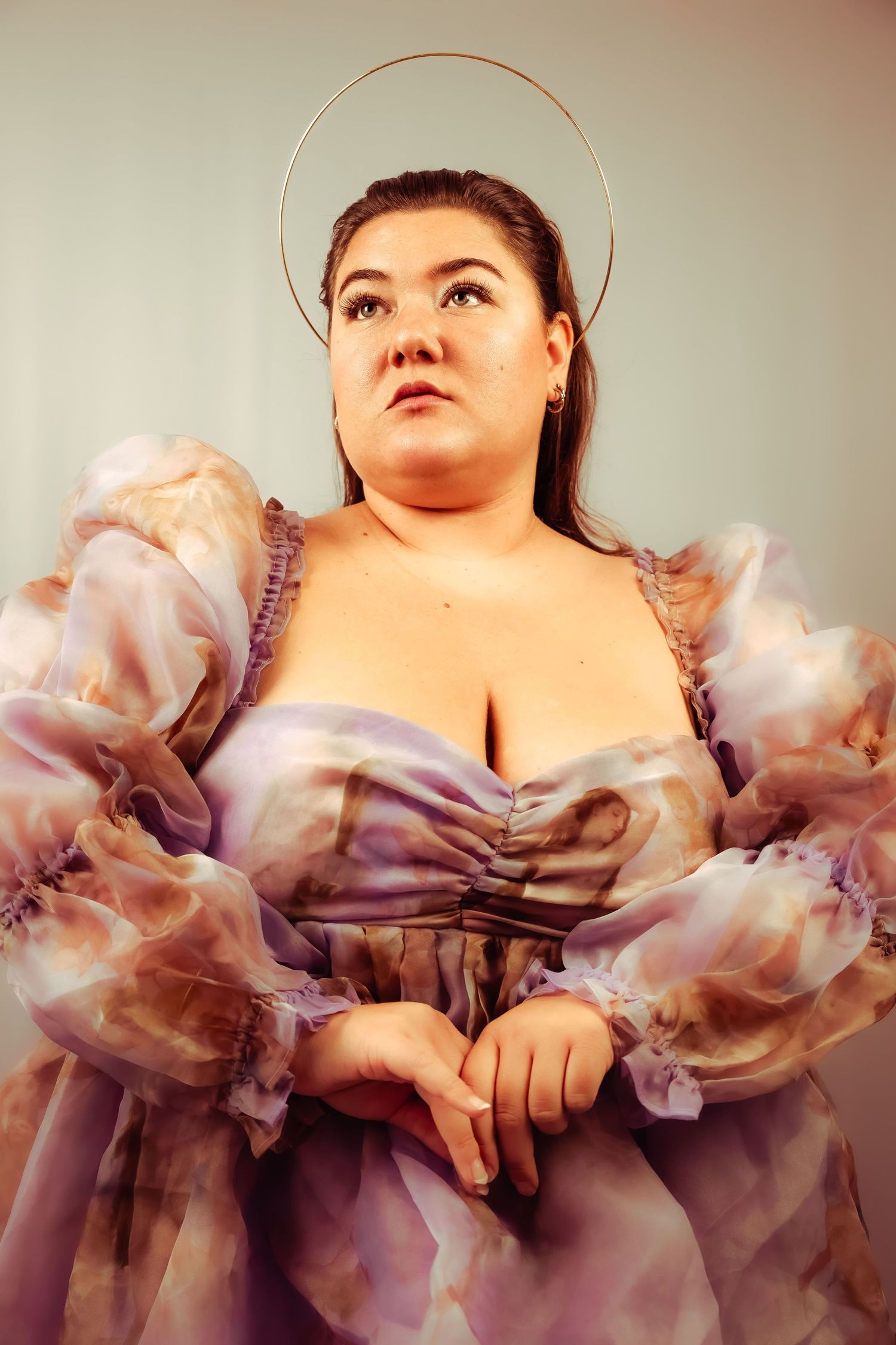 Femme se tant fièrement debout, portrait photo artistique à Saint-Étienne dans la Loire