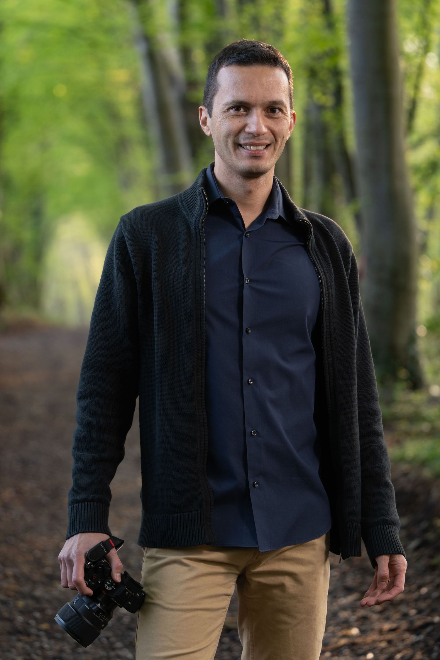 Une photo de Philippe Vo Van avec son appareil photo, dans les bois.