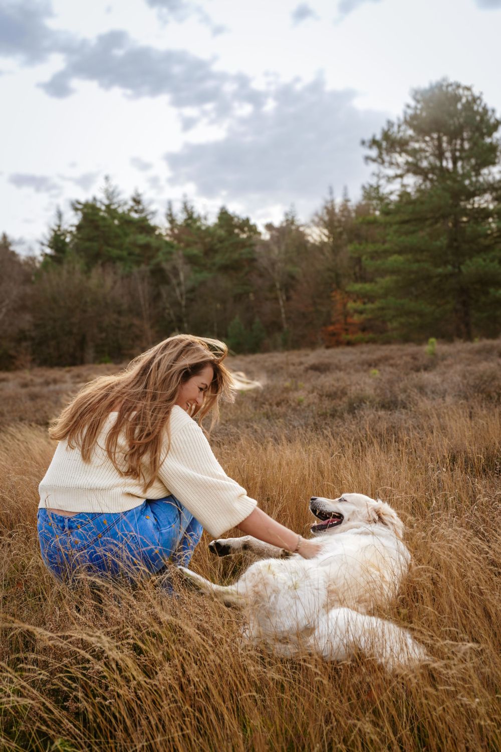 Lifestyleshoot in Putten van vrouw en hond