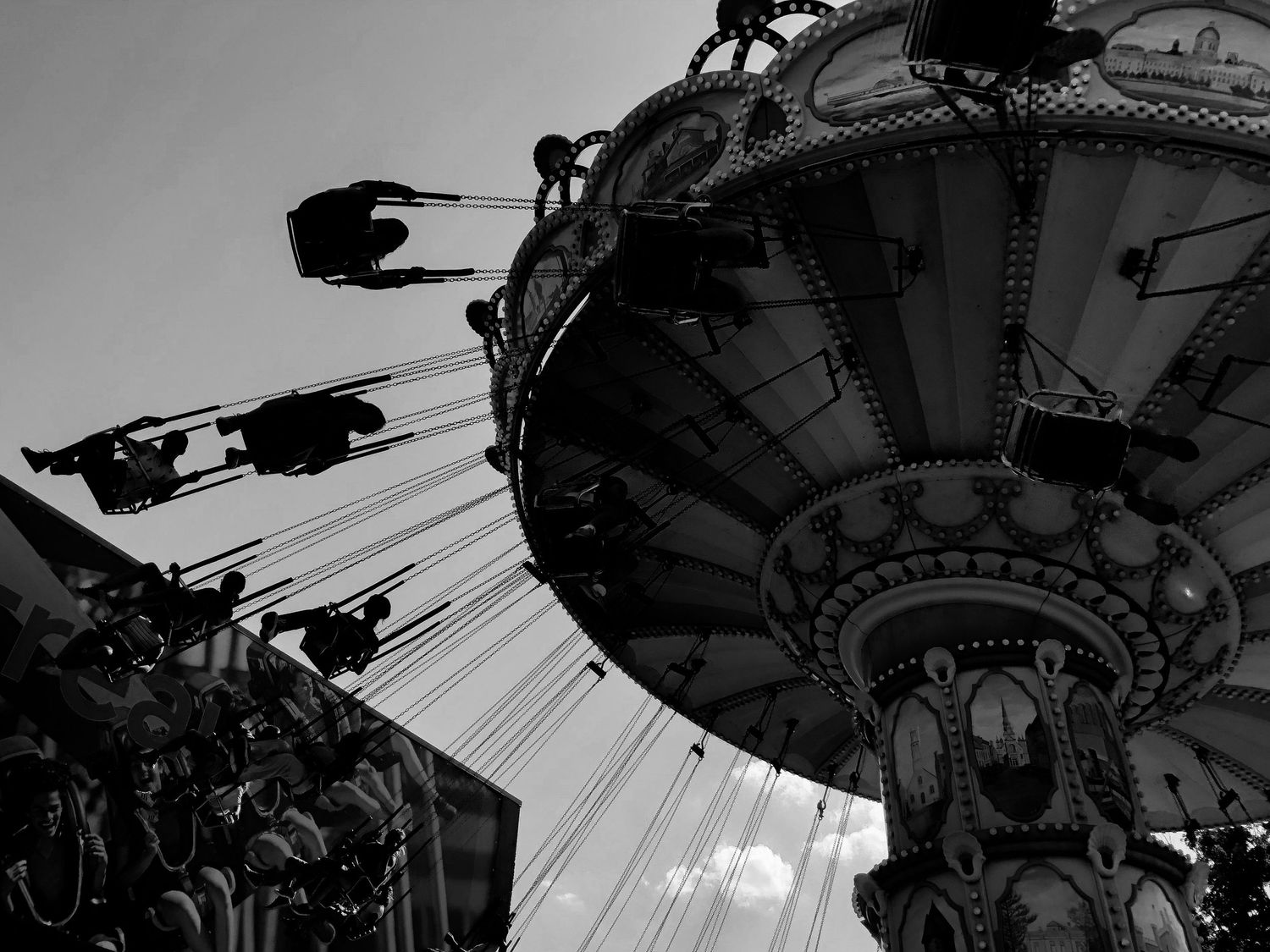 Vintage carnival swing ride captured from below against moody sky.
Sandra DAENGELI, impacts.photo, @sdaengeli, @impacts.photo