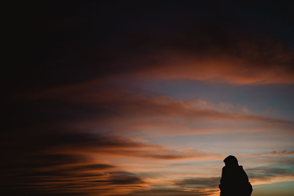 Silhouette of the couple embracing against the backdrop of a Mazatlán sunset, symbolizing their union