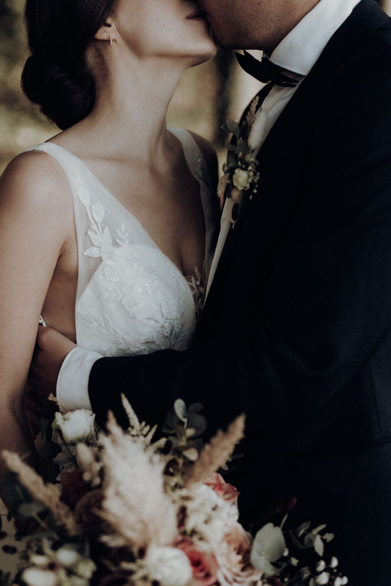 Künstlerische Fine Art Hochzeitsfotografie in Düsseldorf – emotionales Brautpaar in Bewegung, lebendige Komposition mit natürlichem Licht