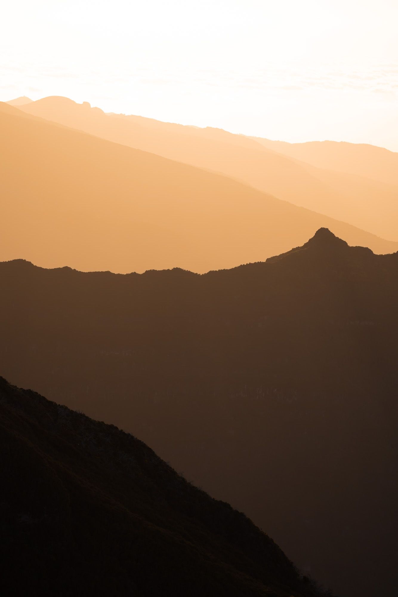 Montagnes et coucher de soleil au pico ruivo à Madère