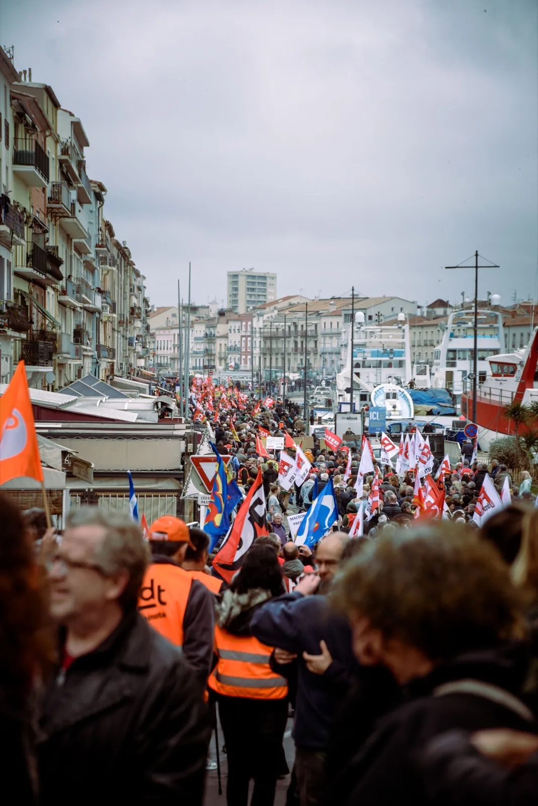 Personnes dans une manifestation portant des pancartes.