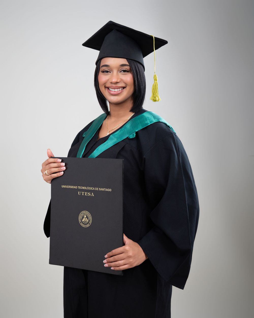 Sesión de fotos en estudio de graduación Utesa fondo blanco borla dorada República Dominicana