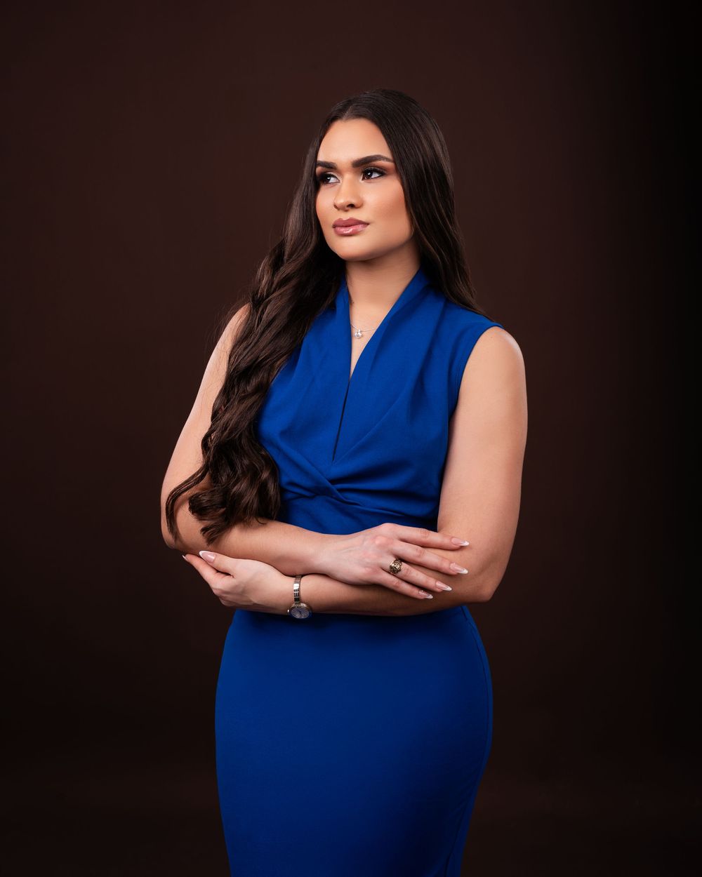 Sesión fotográfica de graduación UTESA con toga y birrete, fotos profesionales y creativas en estudio o exteriores en República Dominicana.