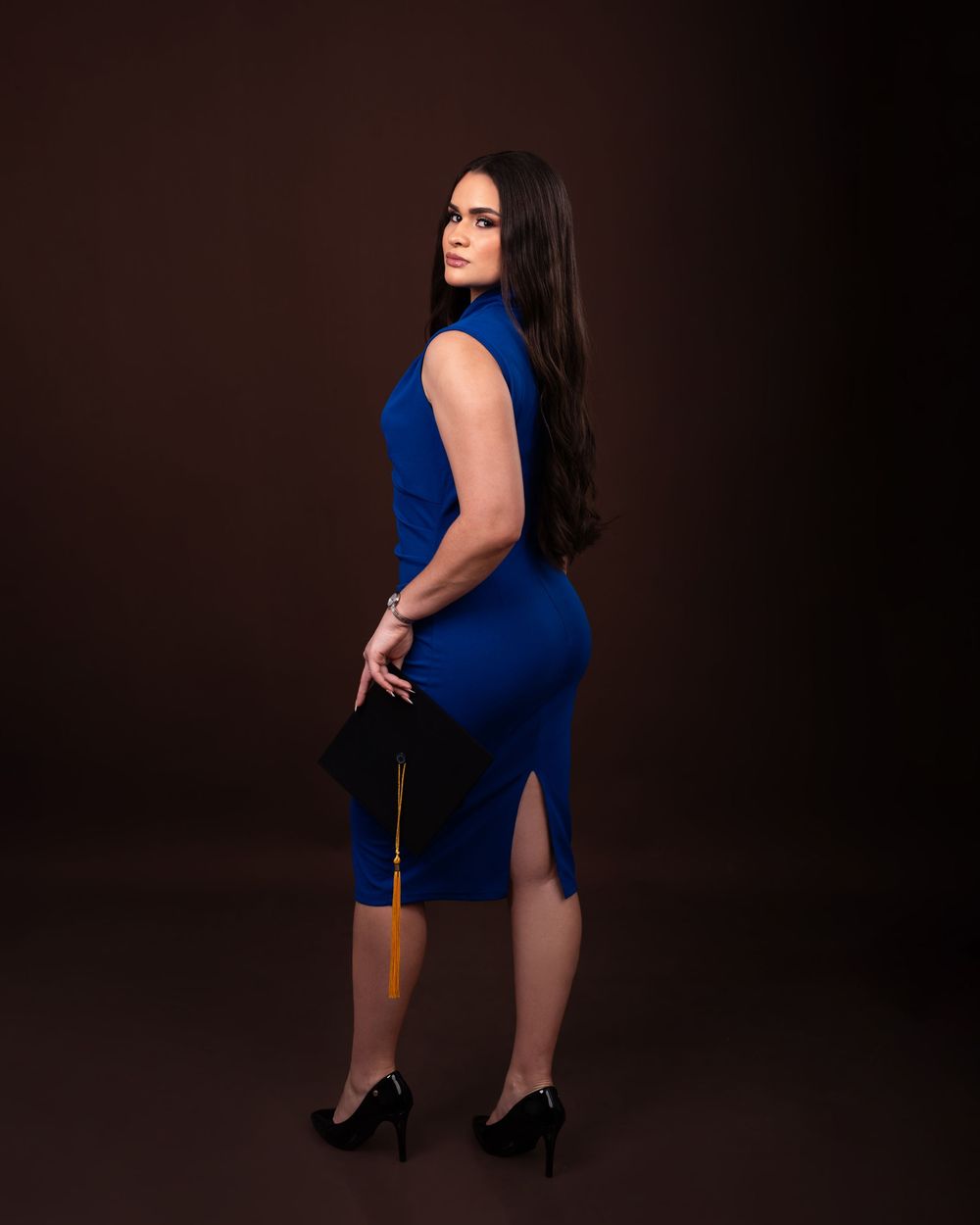 Sesión fotográfica de graduación UTESA con toga y birrete, fotos profesionales y creativas en estudio o exteriores en República Dominicana.