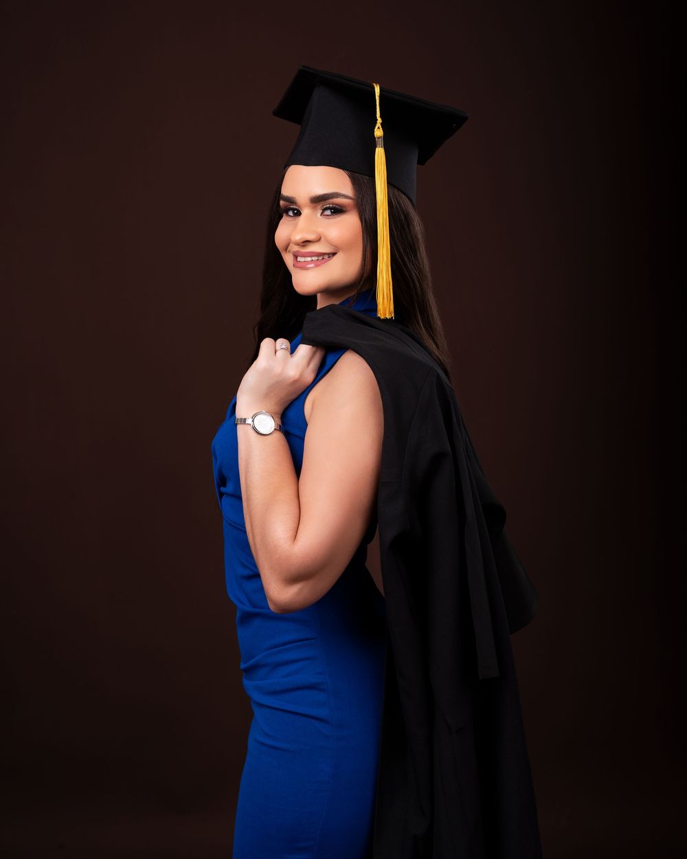 Sesión fotográfica de graduación UTESA con toga y birrete, fotos profesionales y creativas en estudio o exteriores en República Dominicana.