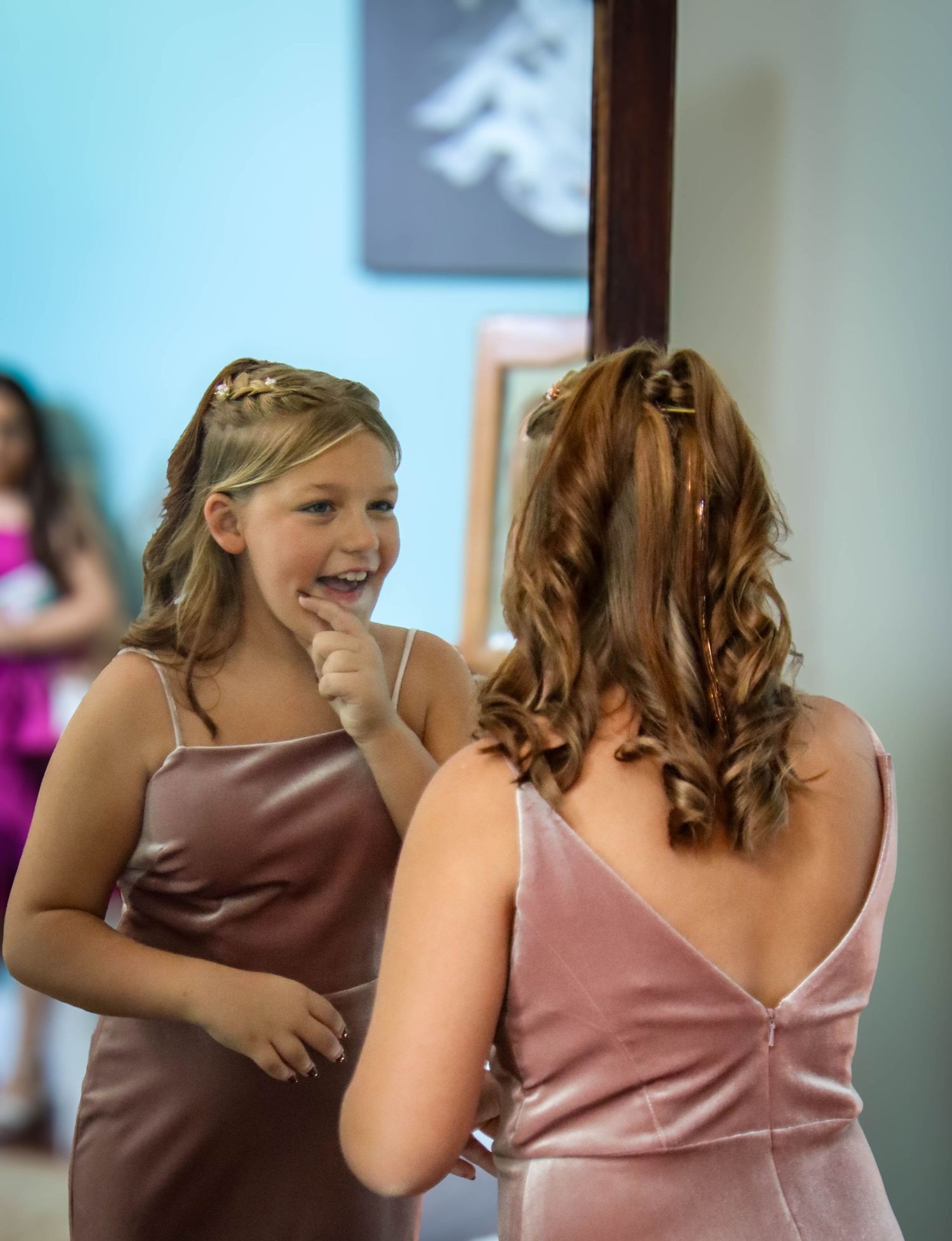 GIRL LOOKING IN MIRROR