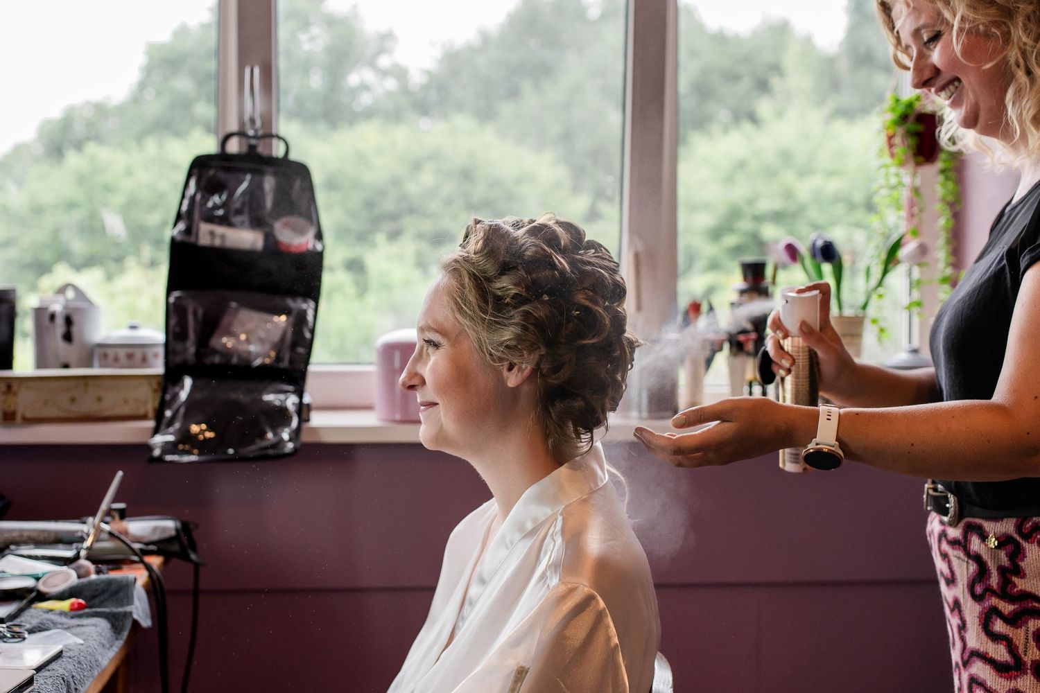 Klaarmaken van de bruid vastgelegd door christelijke trouwfotografie in Huizen