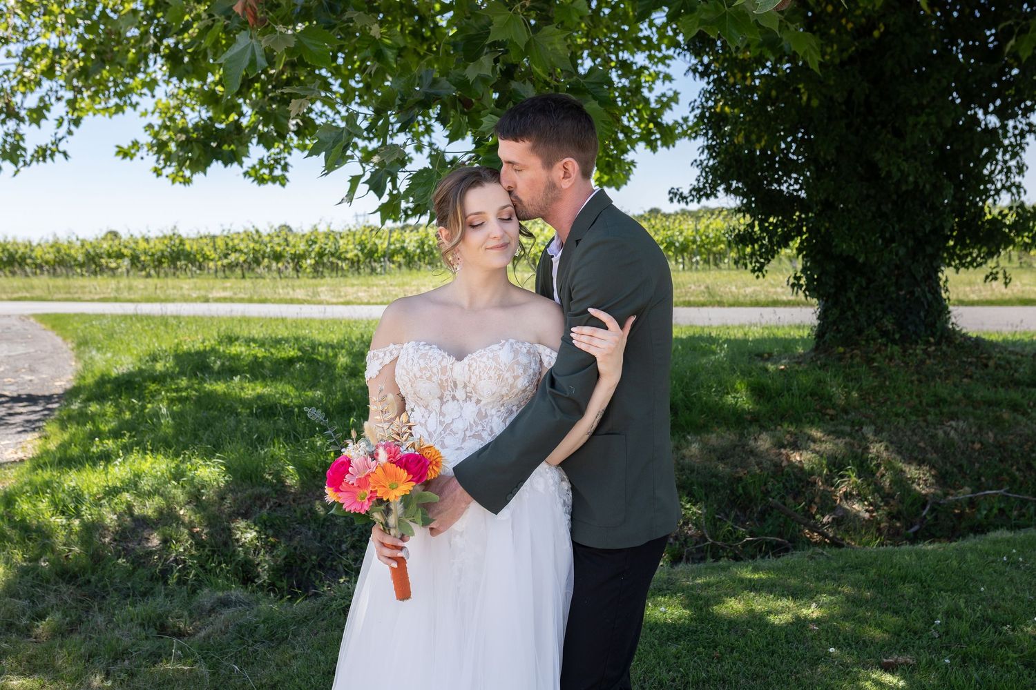 Séance photo de couple romantique dans un parc arboré en Charente, photographe de mariage itinérante Poitou-Charentes.