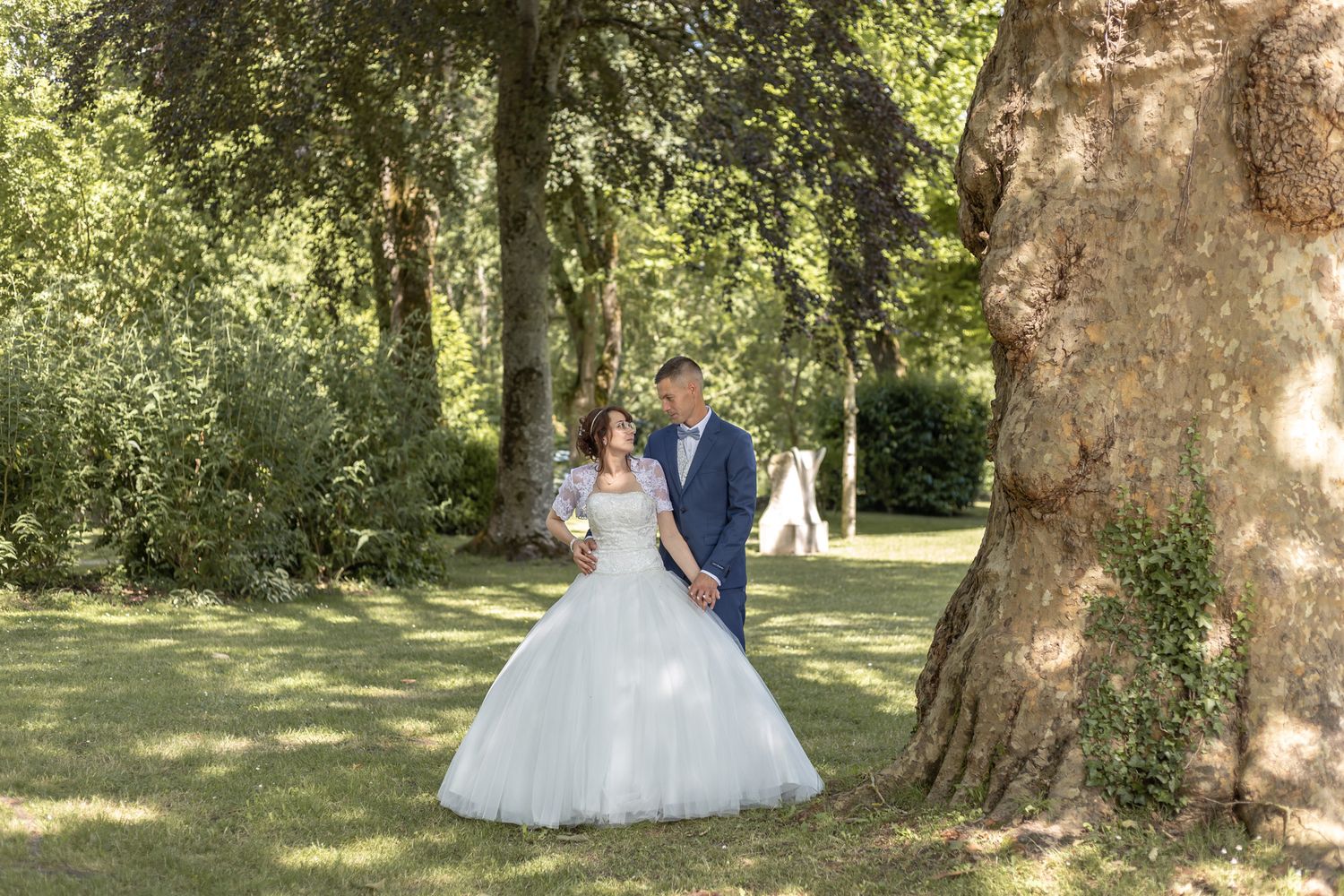Séance photo de couple romantique dans un parc arboré en Charente, photographe de mariage itinérante Poitou-Charentes.