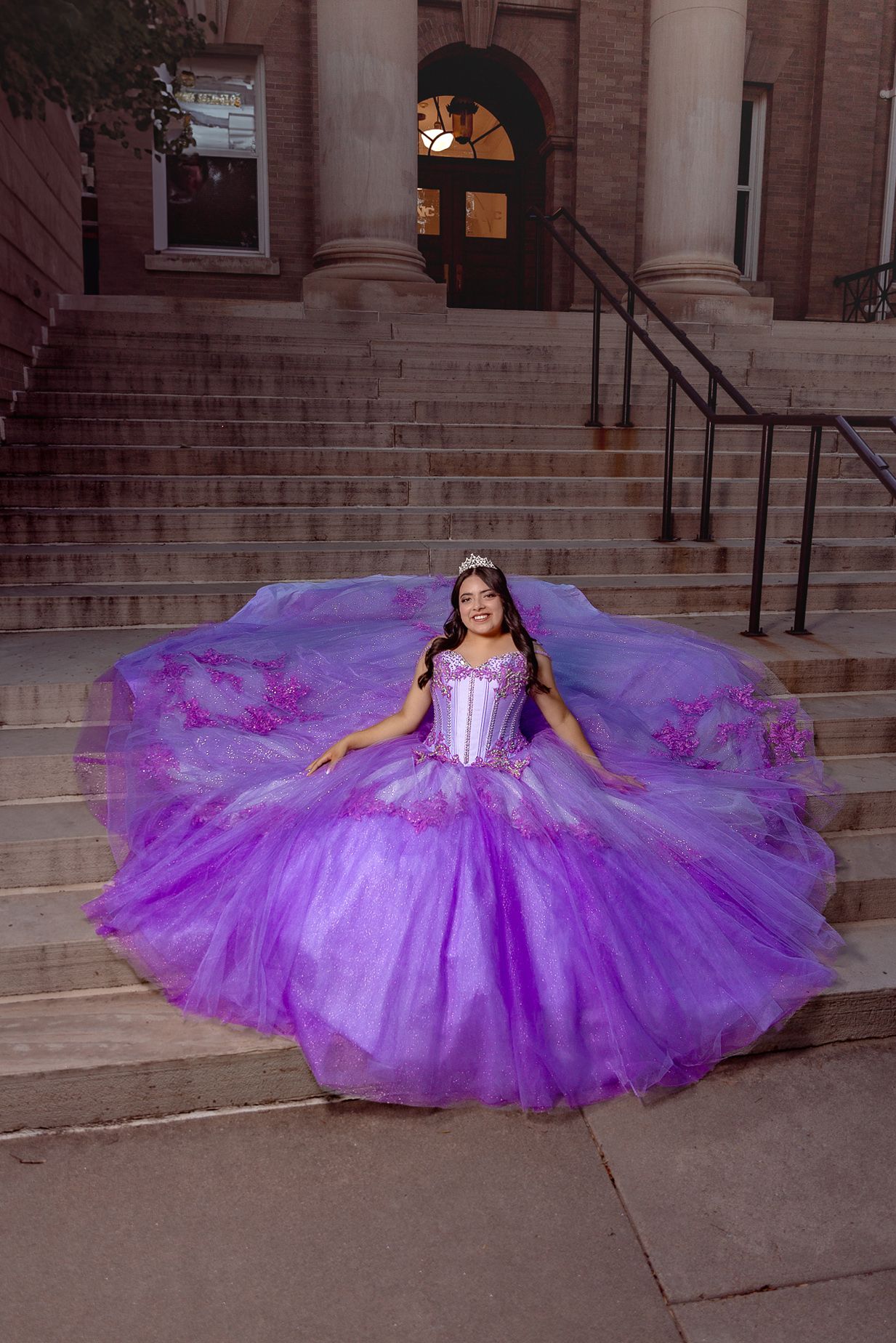 fotographia de quinceaneria en Greeley CO. QUINCEANERIA posing in her purple dress in colorado photoshoot  liz fotografa de colorado