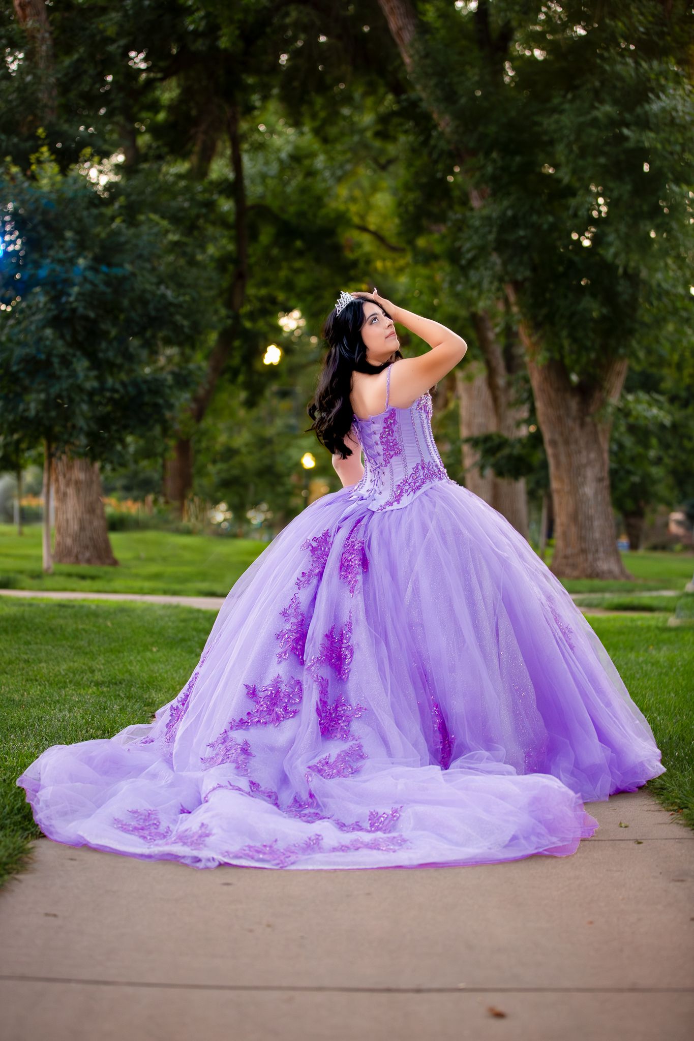 fotographia de quinceaneria en Greeley CO. QUINCEANERIA posing in her purple dress in colorado photoshoot  liz fotografa de colorado