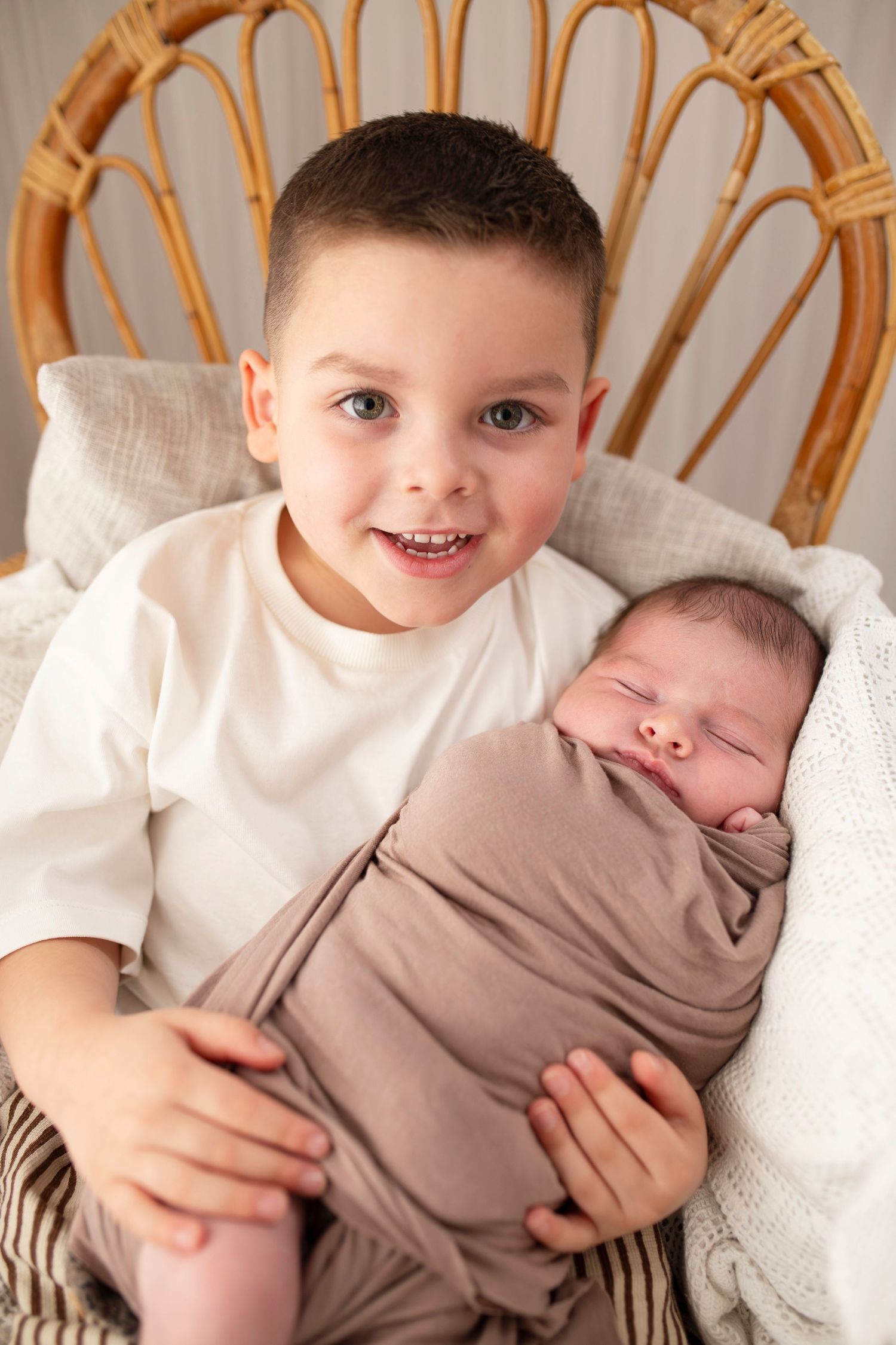 newborn baby photoshoot by little wonderland photography widnes cheshire runcorn frodsham warrington st helens liverpool