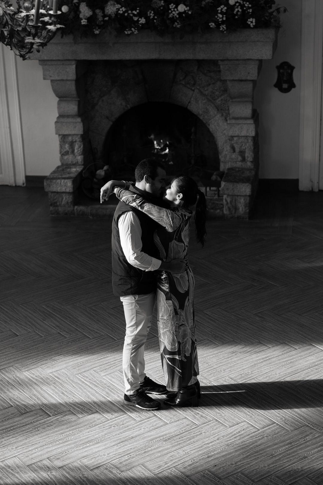 Fotografía de propuesta de matrimonio en Madrid, instante lleno de emoción y sorpresa
