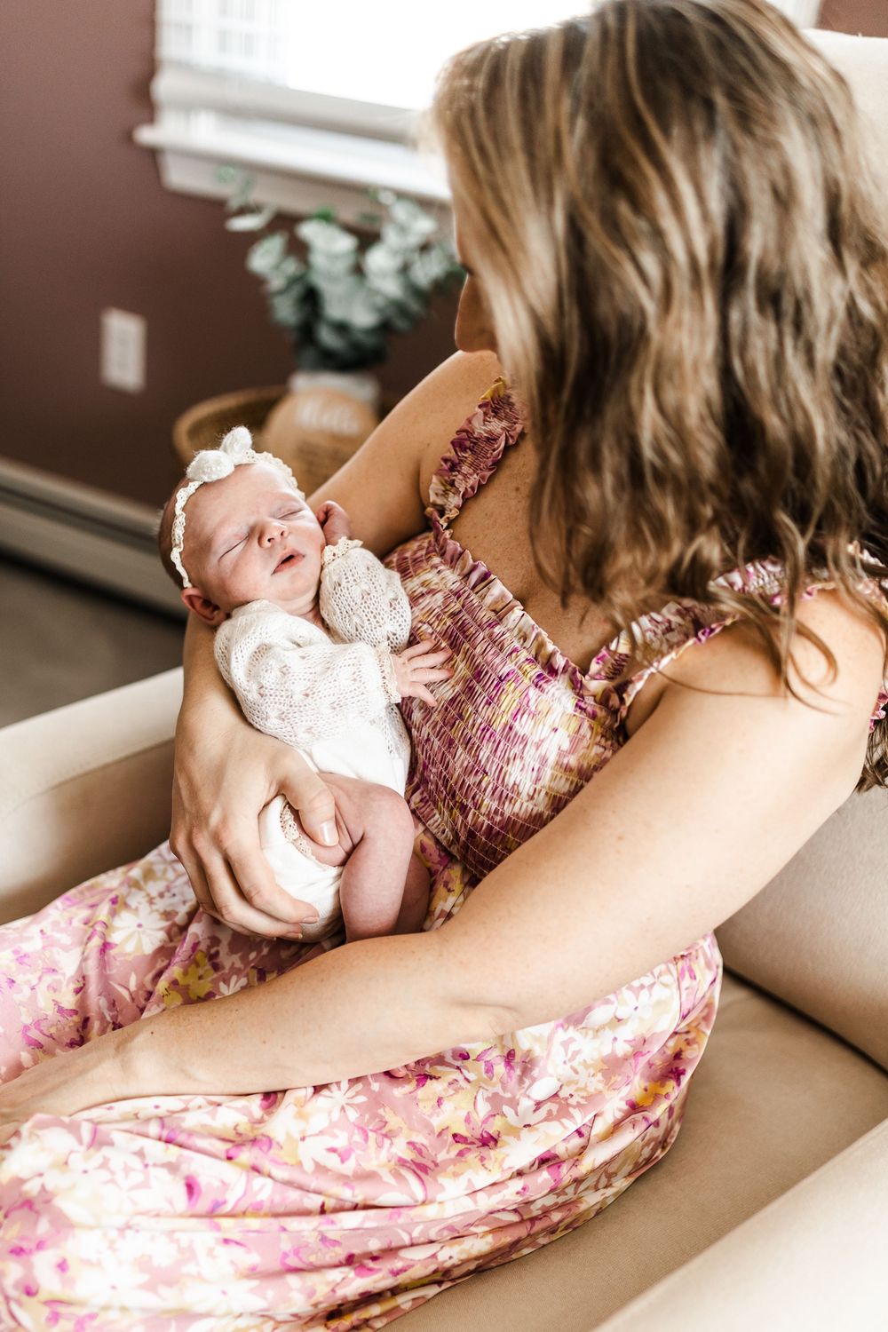 mom and newborn daughter photoshoot