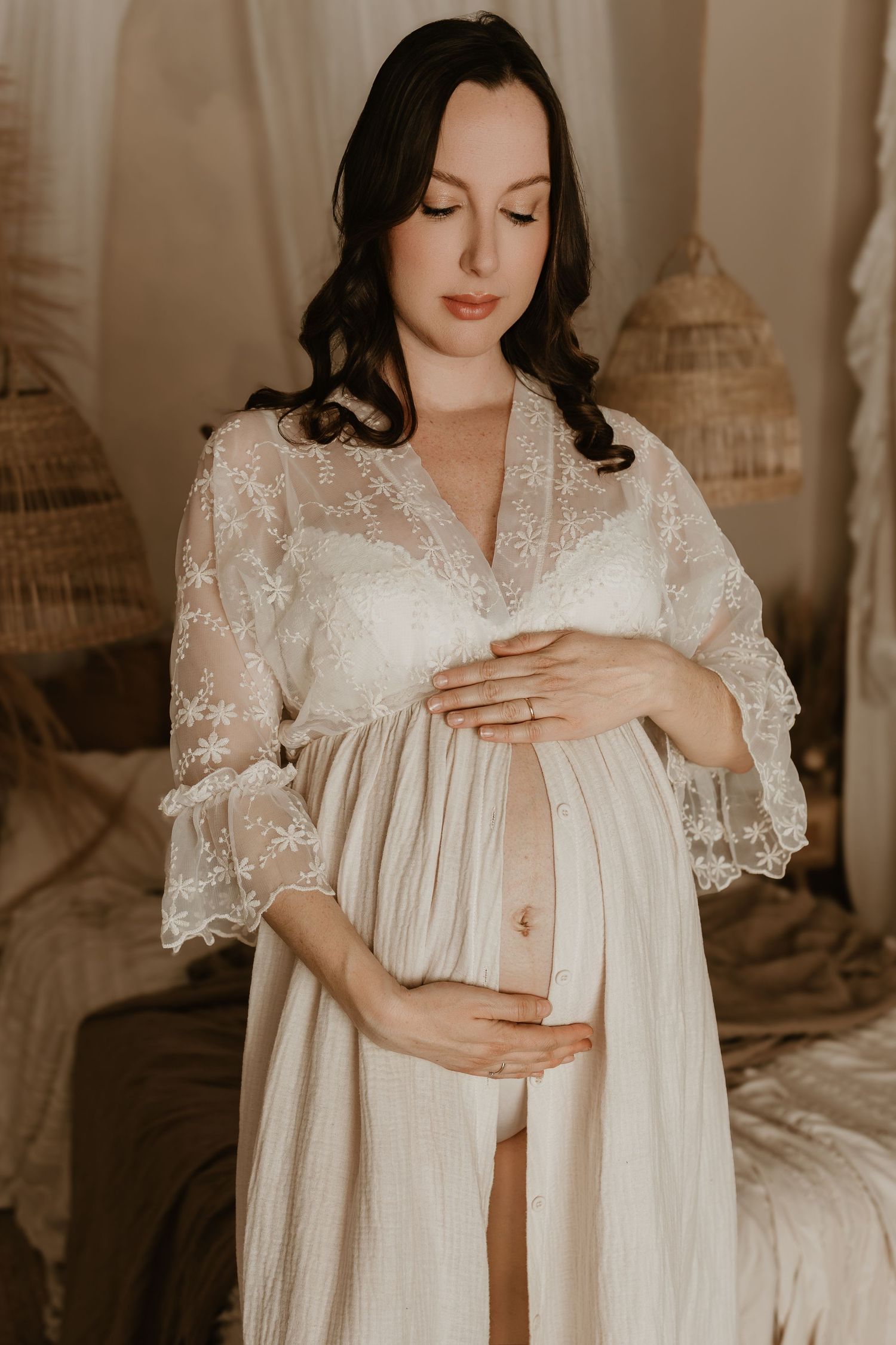Sesión de fotos de embarazo en Valencia en estudio estilo boho
