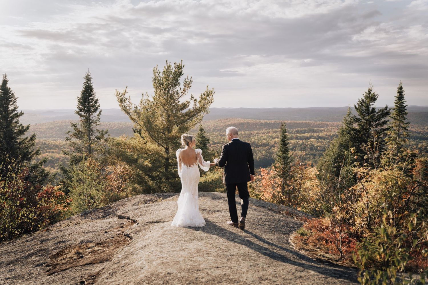 Wedding photography in Mont-Tremblant by the wedding photographers of T-Gonzalez Fine Art Photography. A helicopter tour to the summit.