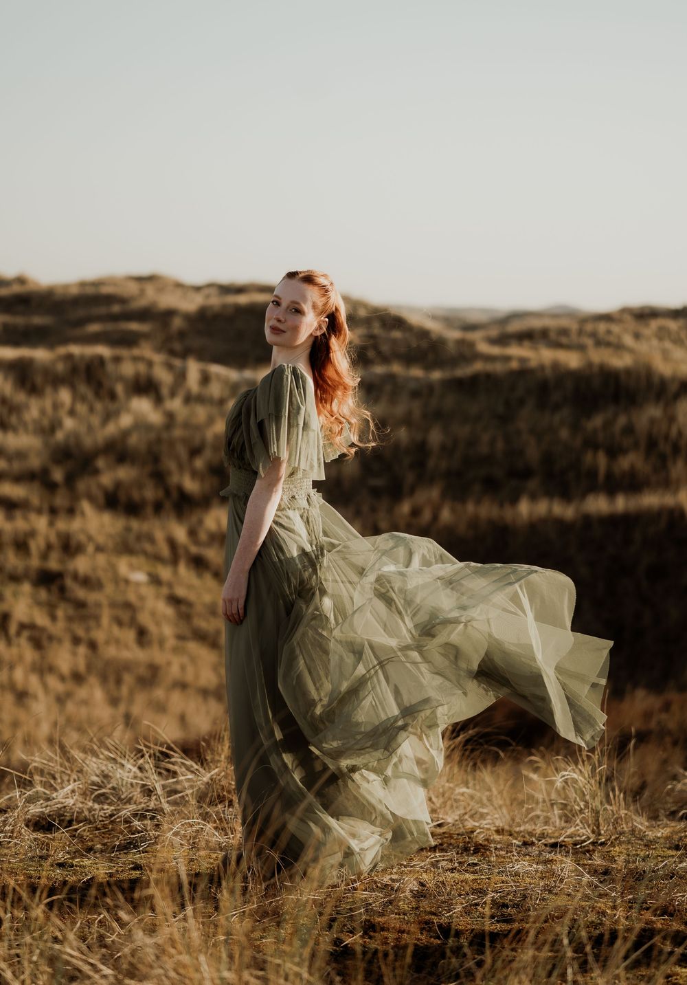 vrouw-fotoshoot-empowerment-wind-jurk-duinen-egmond-nederland