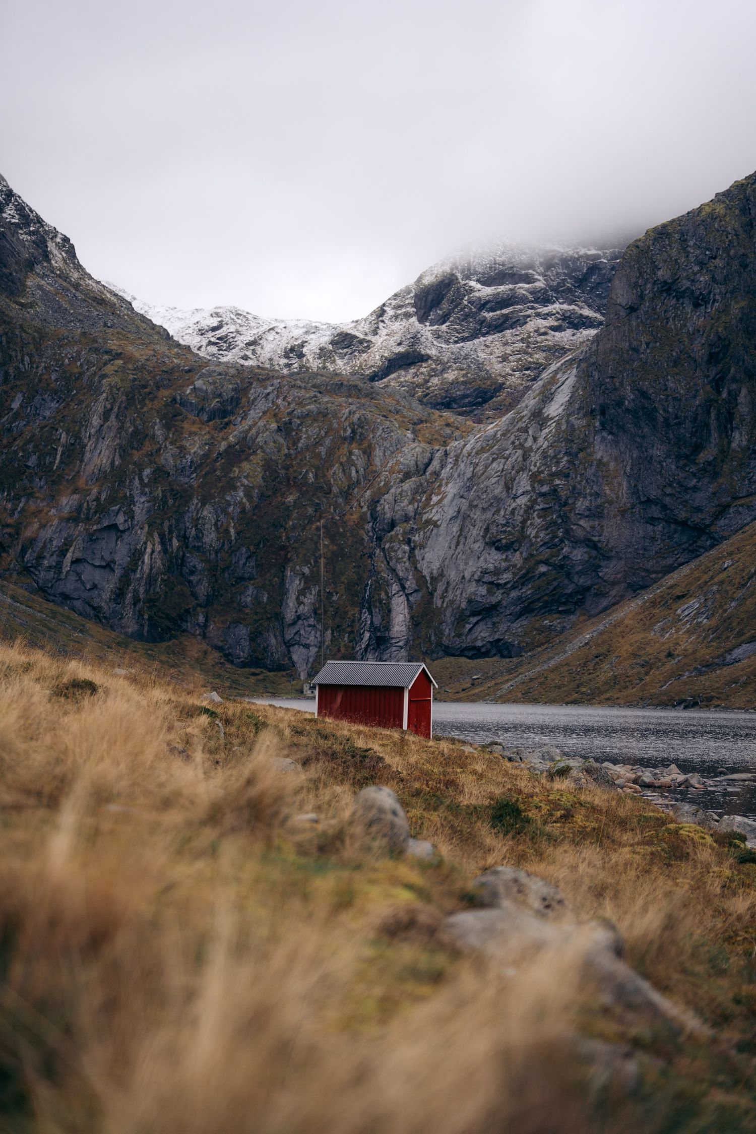 maison de berger au bord d'un lac à eggum dans les lofoten