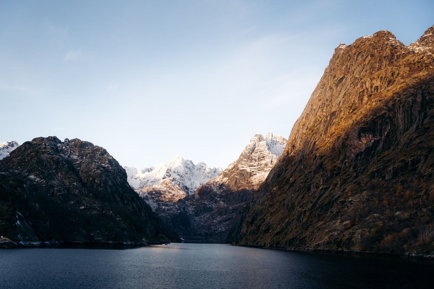 trollfjord au lever du soleil avec couleurs d'automne