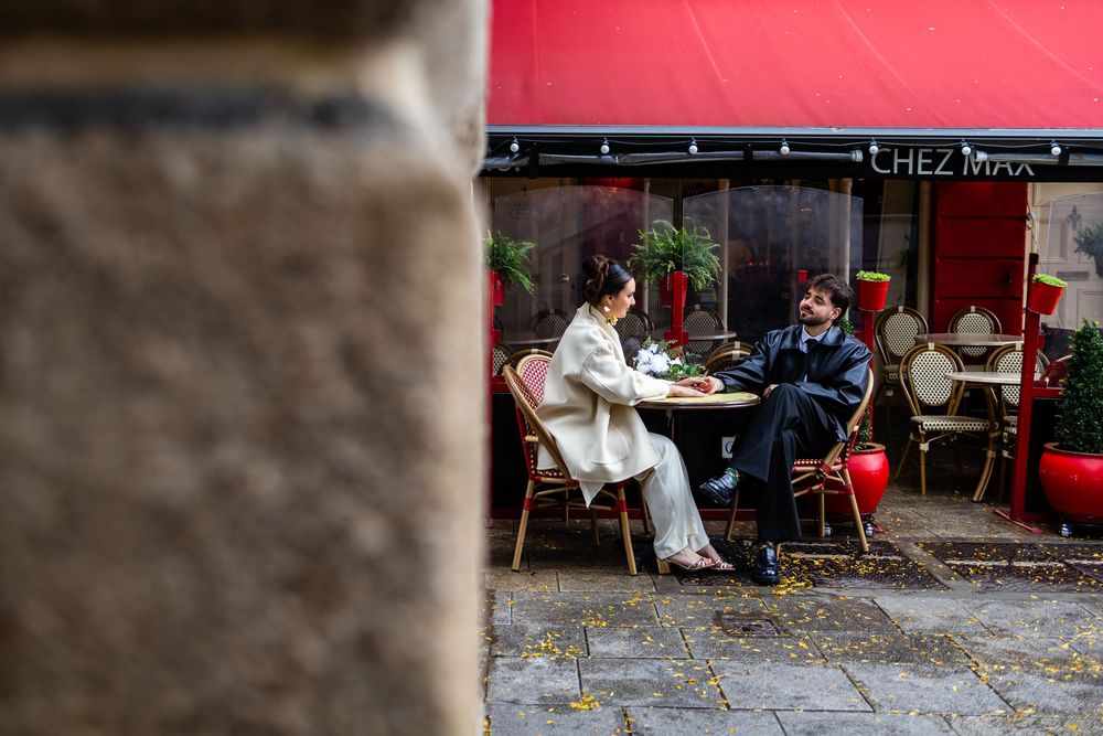Editorial café moment — stylish couple celebrating their anniversary in Dublin.