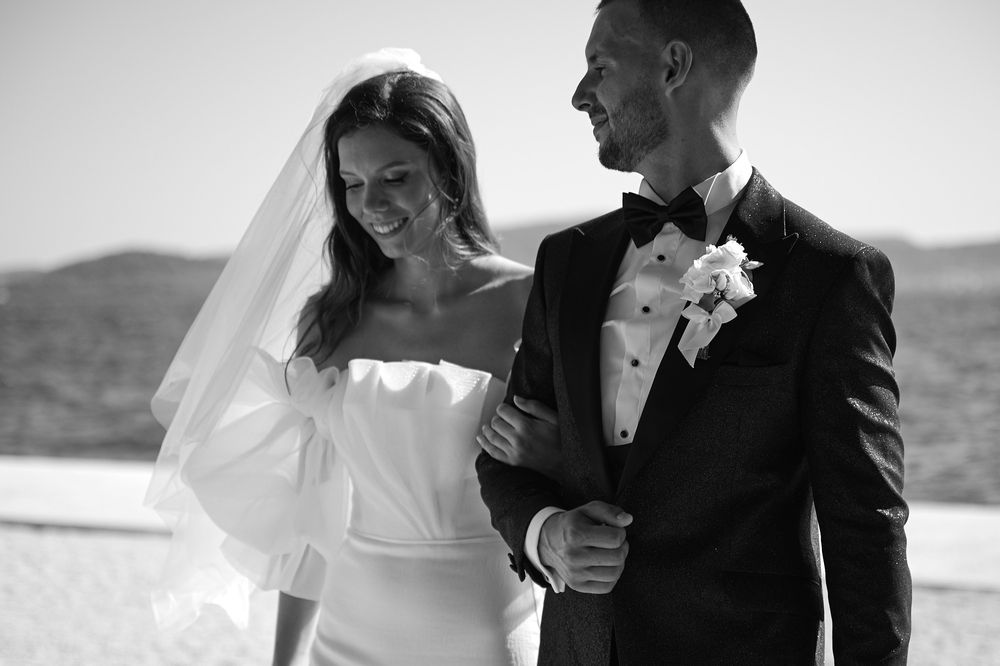 Black and white romantic wedding portraits showing intimate moments between newlyweds outdoors.
