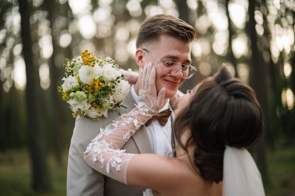 Naturalna sesja ślubna pary młodej w lesie