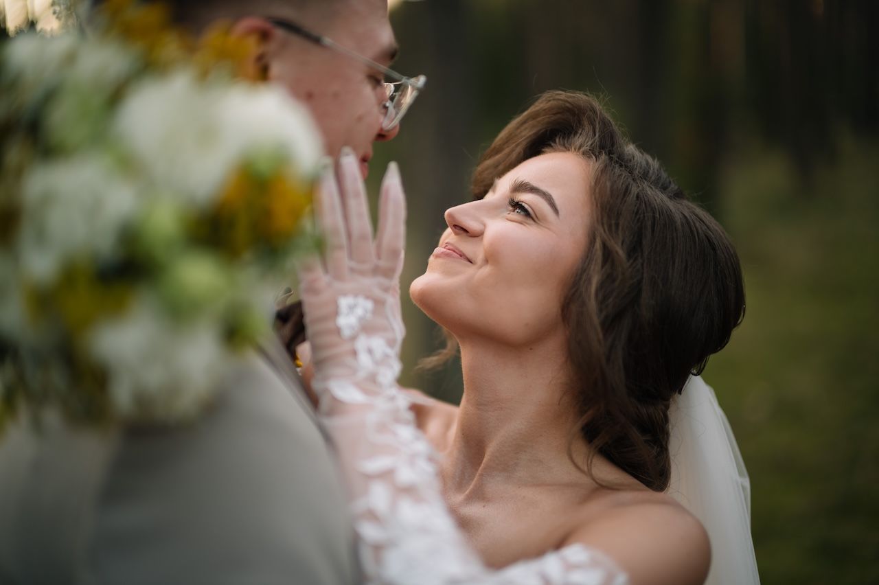 Naturalna sesja ślubna pary młodej w lesie