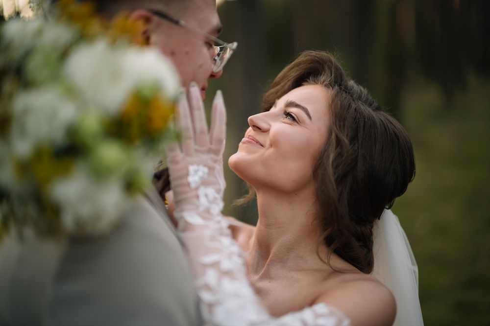 Naturalna sesja ślubna pary młodej w lesie