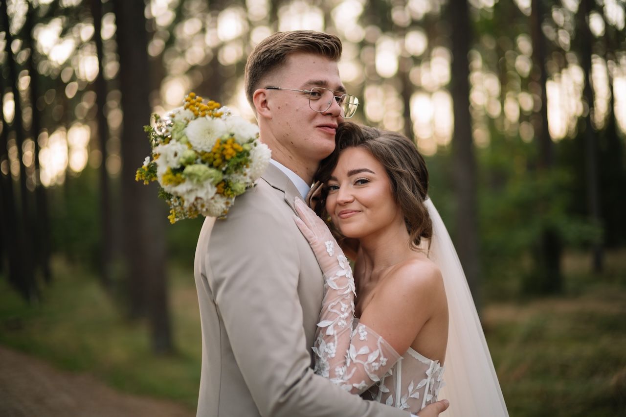 Naturalna sesja ślubna pary młodej w lesie
