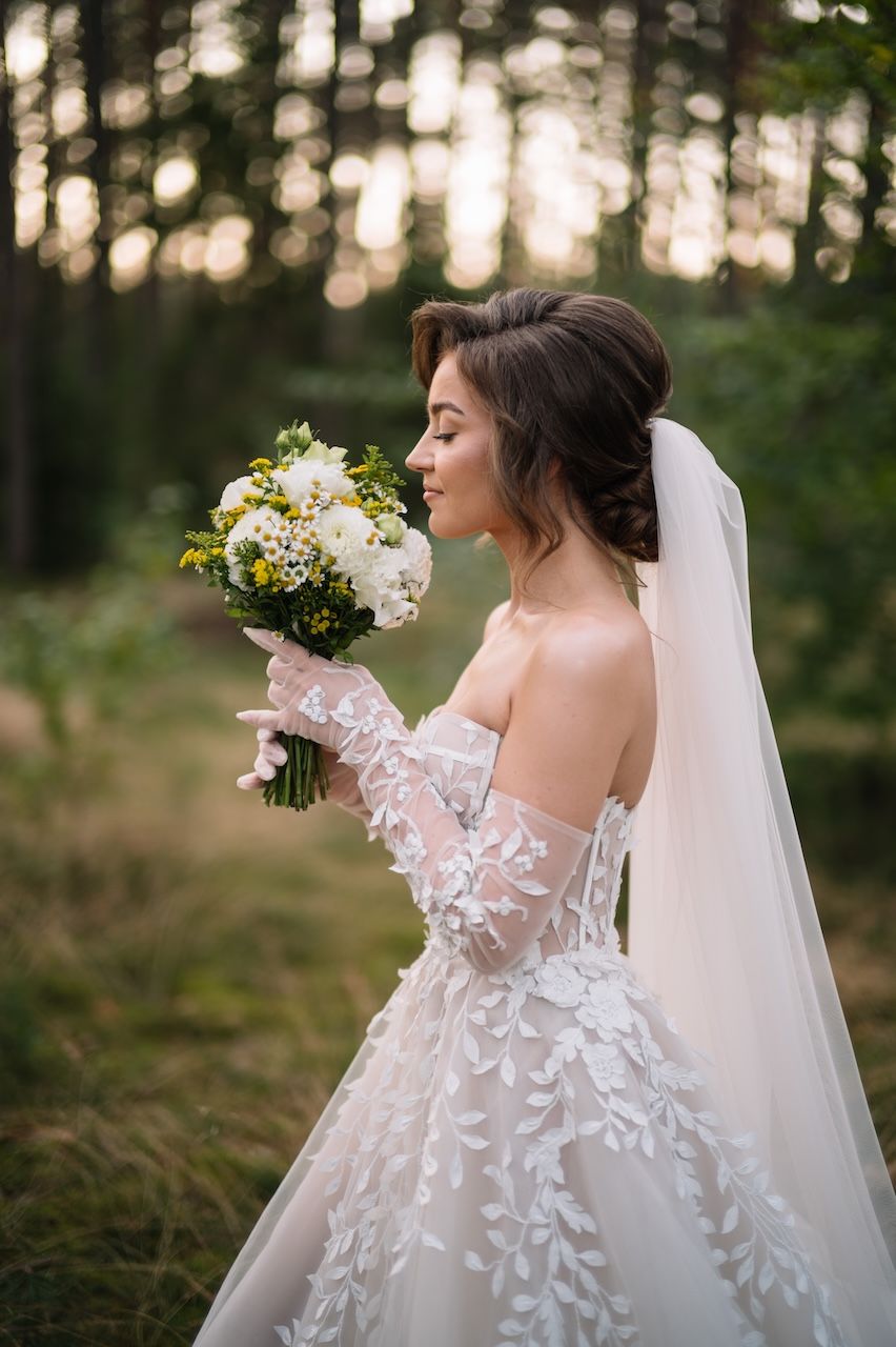 Naturalna sesja ślubna pary młodej w lesie