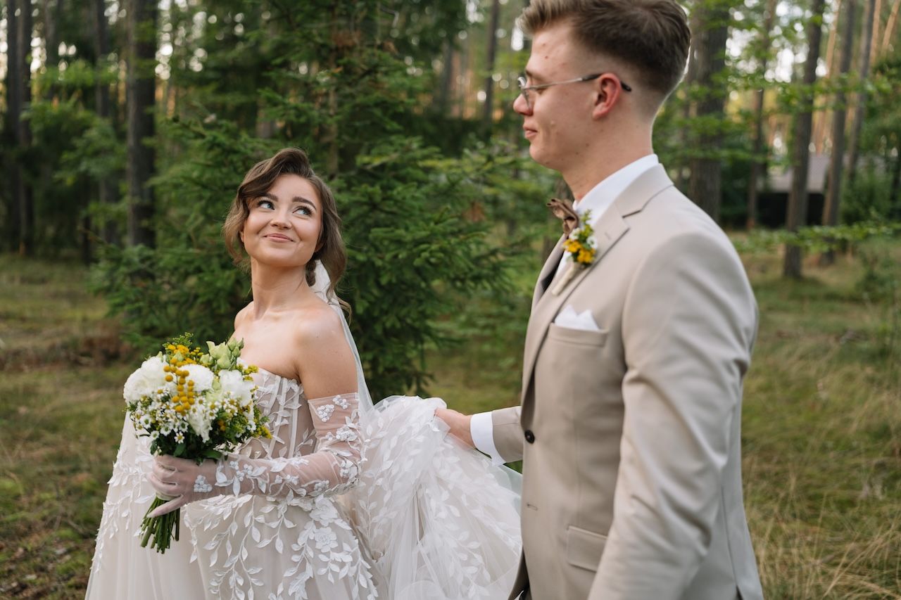 Naturalna sesja ślubna pary młodej w lesie