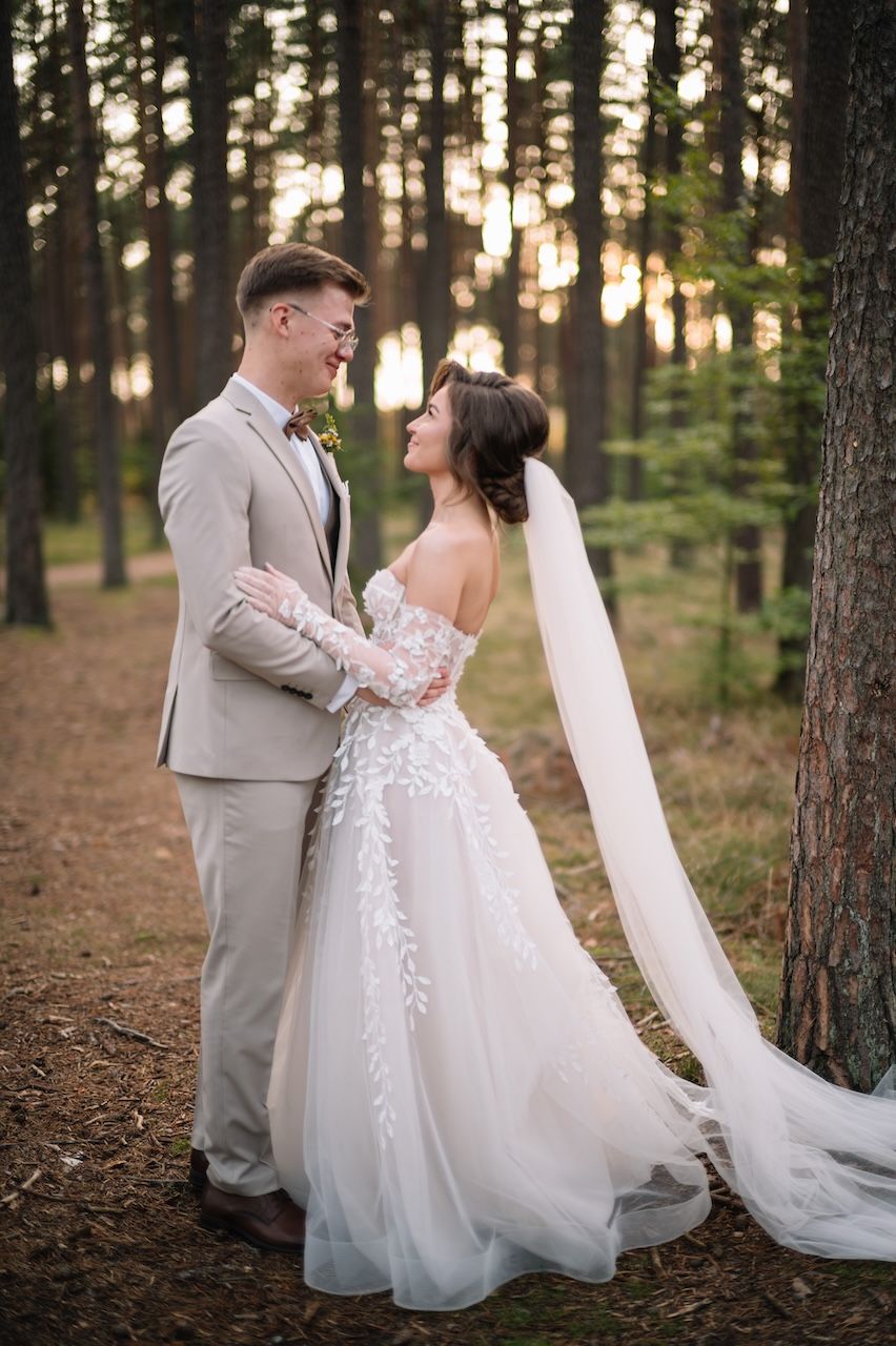 Naturalna sesja ślubna pary młodej w lesie