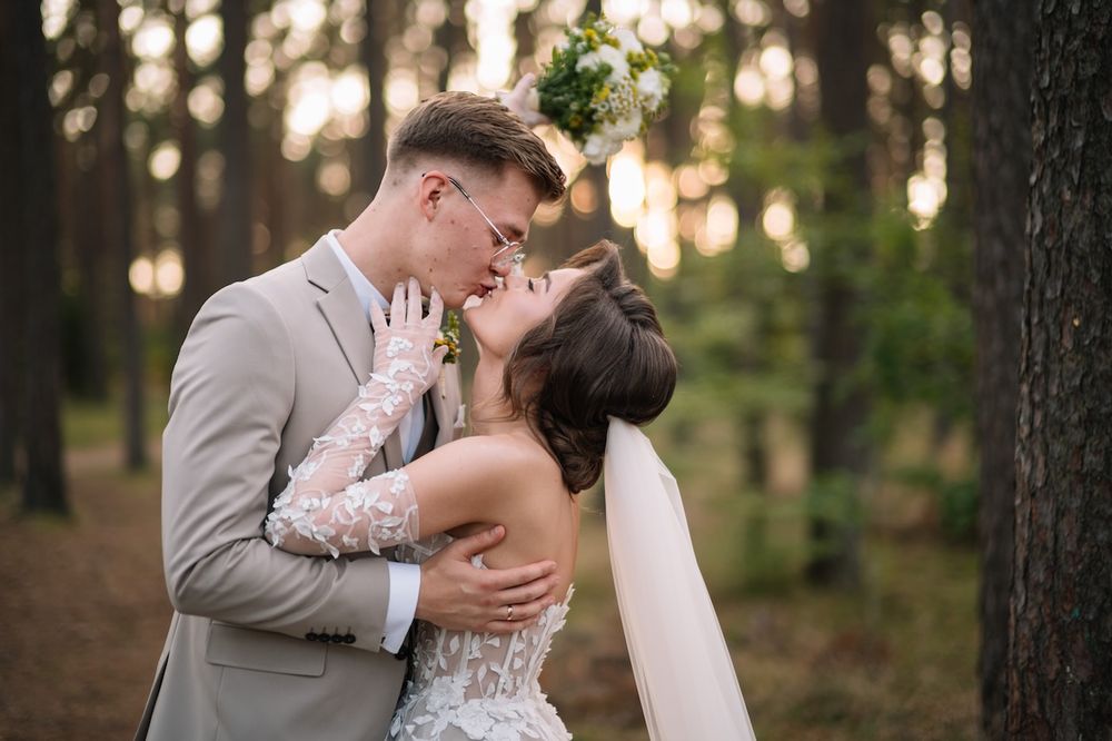 Naturalna sesja ślubna pary młodej w lesie