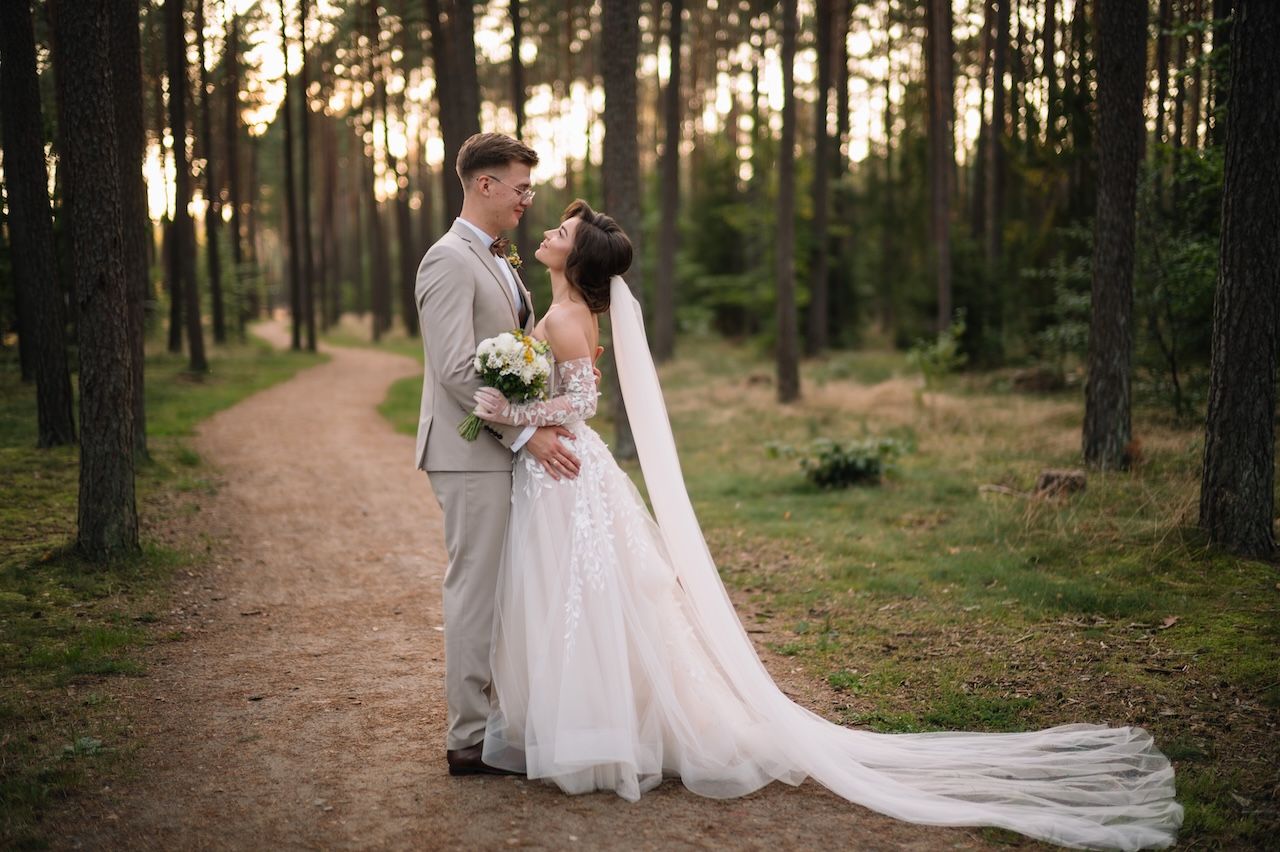 Naturalna sesja ślubna pary młodej w lesie