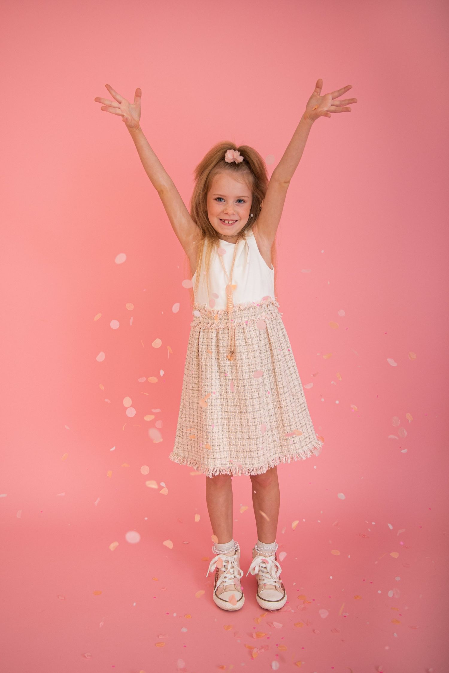 Communieshoot in kleurrijke studio met roze achtergrond