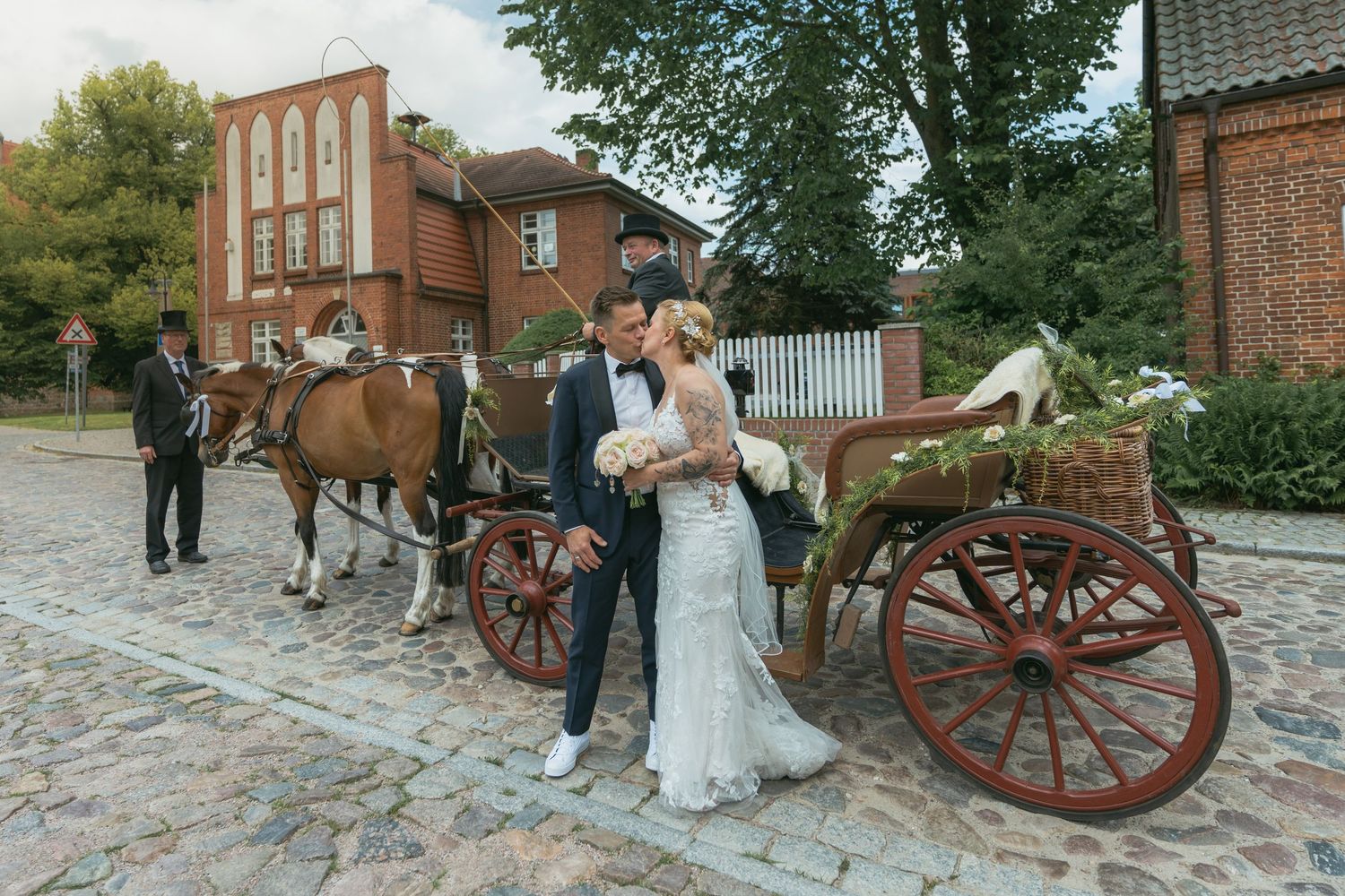 Eine romantische Vintage-Kutsche mit zwei braunen Pferden. Hochzeitsfotograf