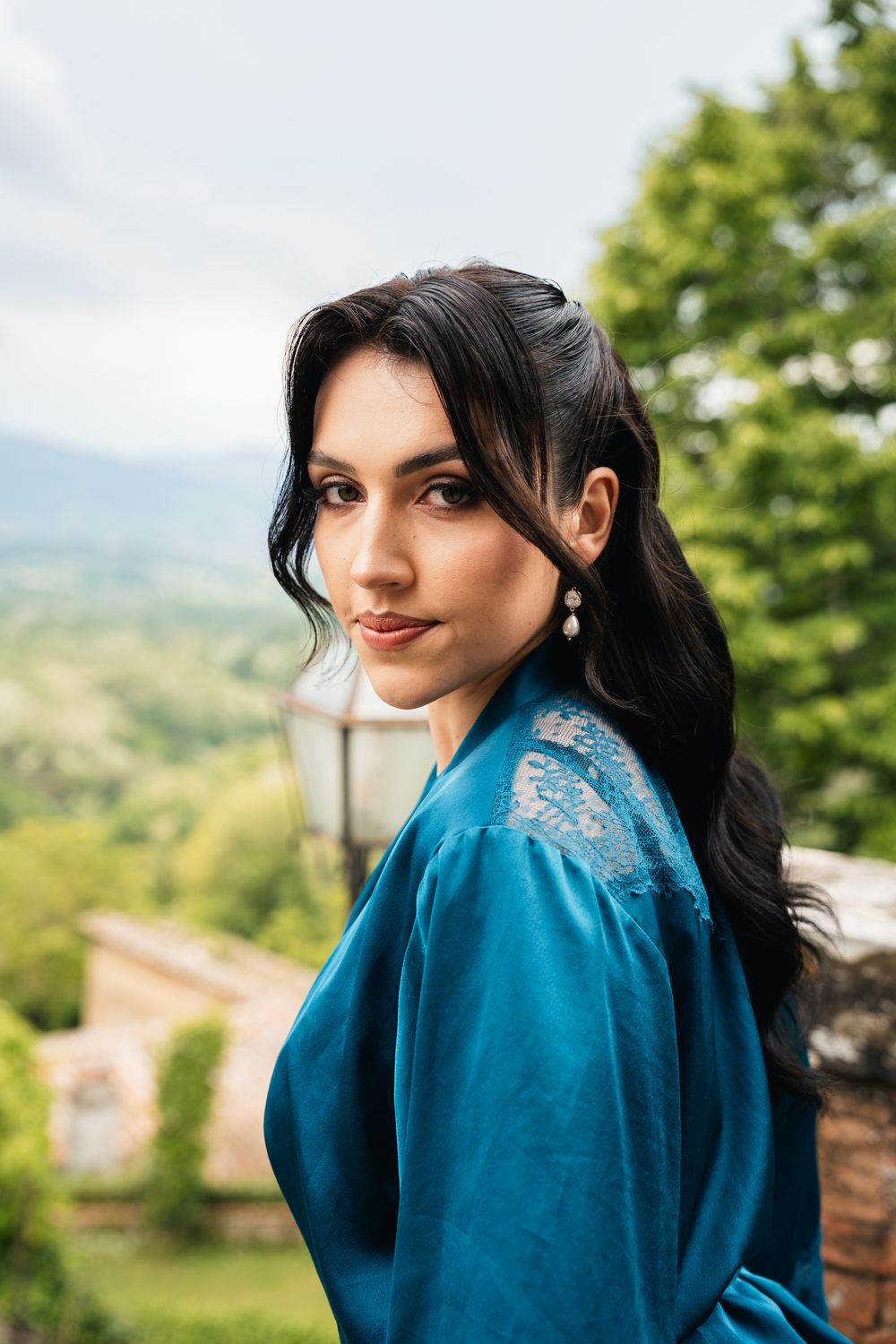 Portret Panny Młodej, Romantyczne przygotowania panny młodej w luksusowej willi Villa di Striano, fotograf ślubny Toskania.