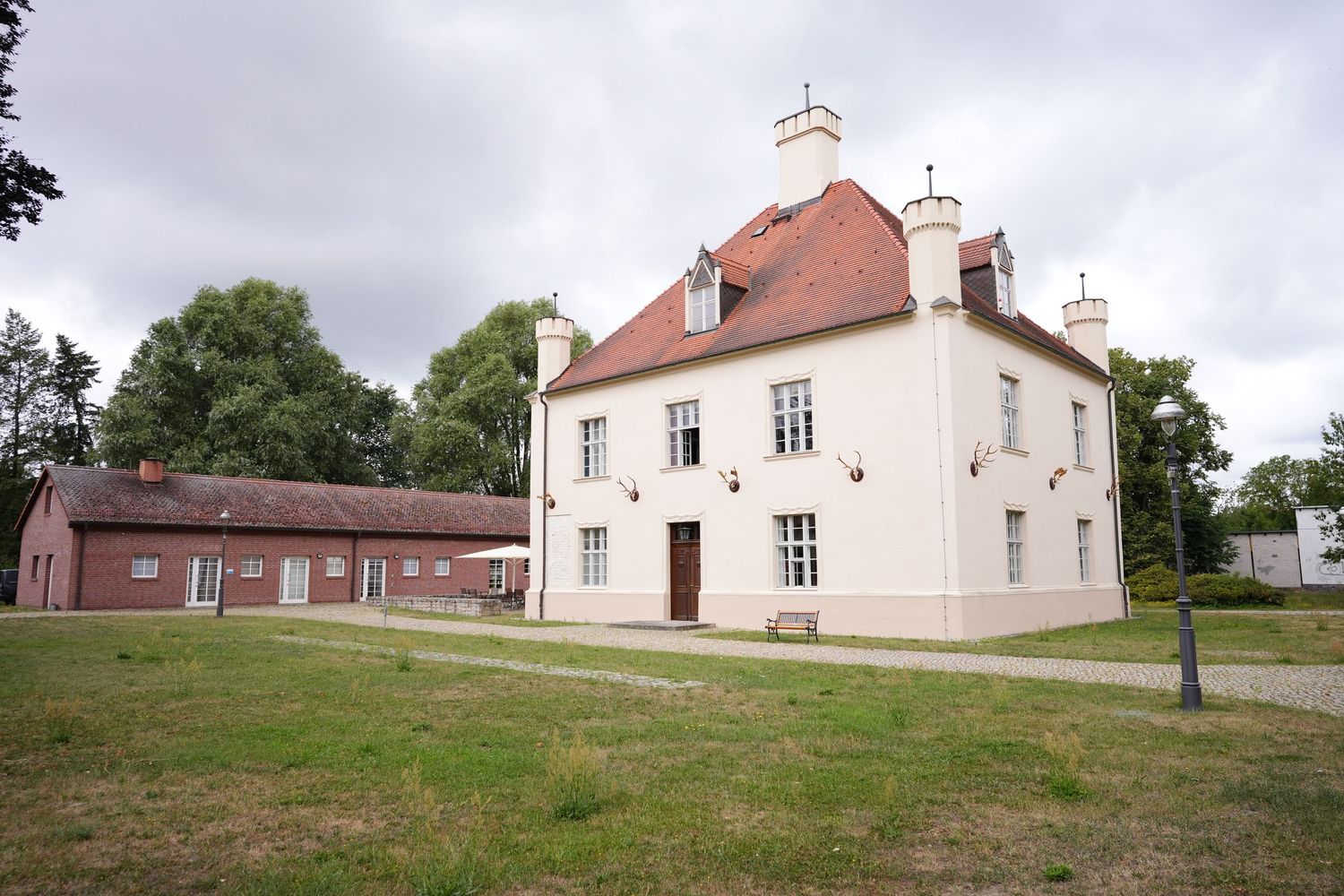 Hochzeitsfotograf Jagdschloss Groß Schönebeck – standesamtliche Trauung im Museum mit roten Wänden