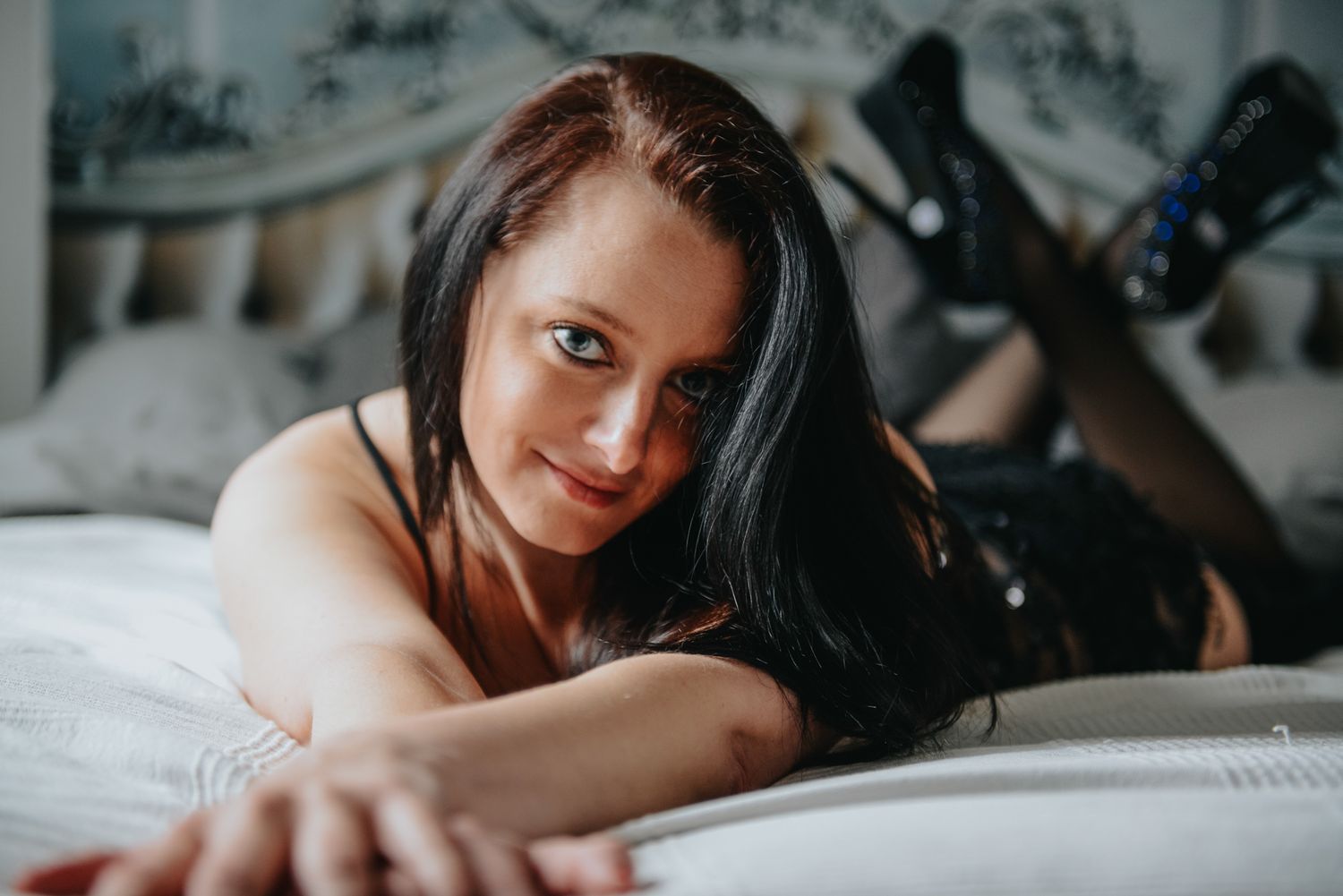 Kvinna i svarta underkläder i boudoirstudio