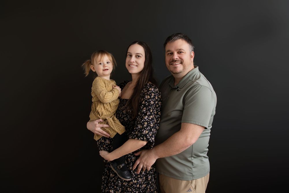 Kendall Kuss Photography, maternity photos in Watertown Wisconsin family photo studio