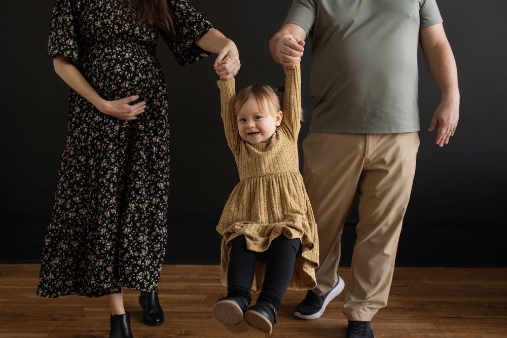 Kendall Kuss Photography, maternity photos in Watertown Wisconsin family photo studio